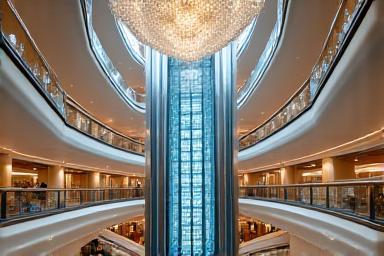 Atrio lussuoso di una nave da crociera moderna